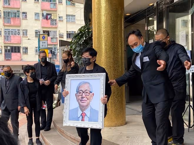 郭富城為經紀人父親扶靈畫面曝光!站首位悲傷難掩,女兒正臉被拍