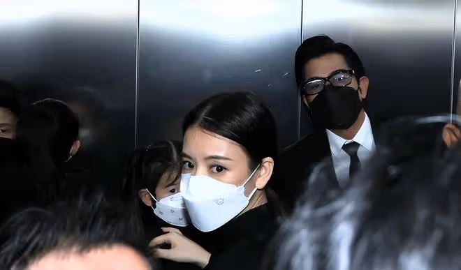 郭富城為經紀人父親扶靈畫面曝光!站首位悲傷難掩,女兒正臉被拍