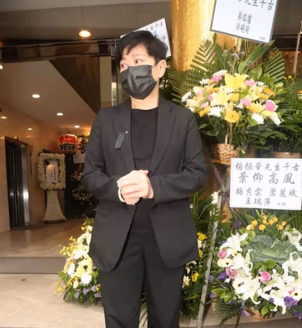 郭富城為經紀人父親扶靈畫面曝光!站首位悲傷難掩,女兒正臉被拍