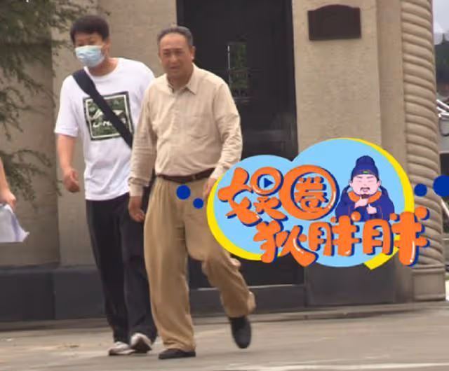 52歲張嘉益現身街邊做核酸,全程低調沒架子,還幫異性撐傘接地氣