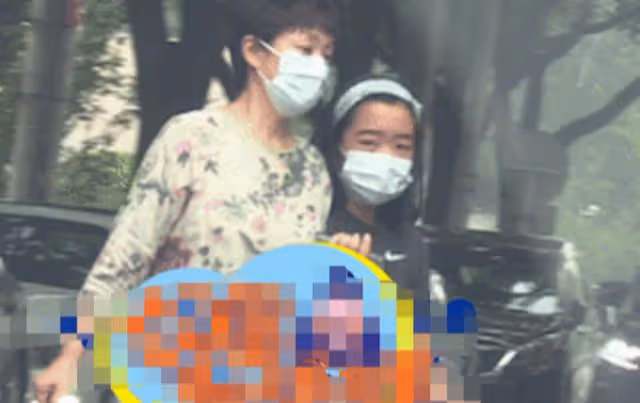 52歲張嘉益現身街邊做核酸，全程低調沒架子，還幫異性撐傘接地氣