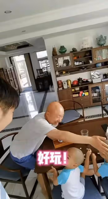 陳佩斯雙胞胎孫子首公開!光頭造型太像爺爺,已有一對雙胞胎孫女
