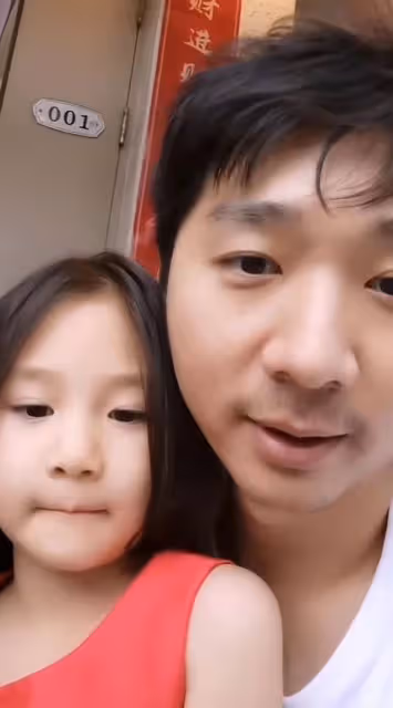 陳佩斯雙胞胎孫子首公開!光頭造型太像爺爺,已有一對雙胞胎孫女