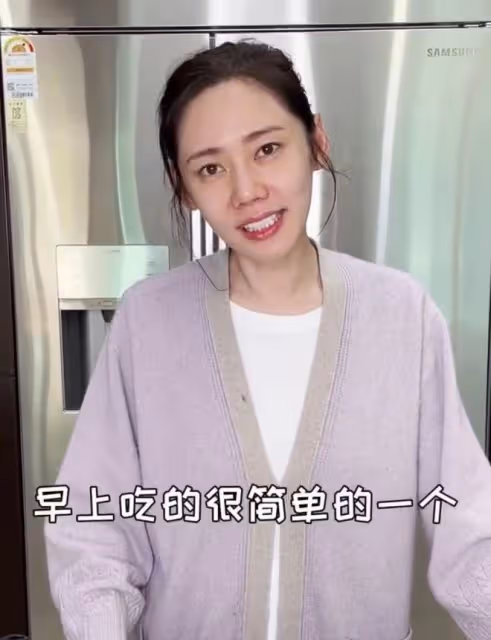秋瓷炫早起為老公做飯顯憔悴!於曉光曬打高爾夫玩樂,評論區淪陷