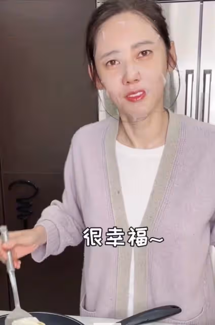 秋瓷炫早起為老公做飯顯憔悴!於曉光曬打高爾夫玩樂,評論區淪陷