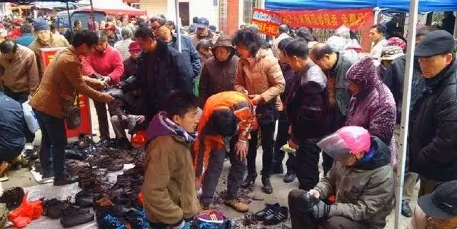 「媽！我終於找到你了！」3歲女孩被拐走17年，母親尋遍天下，沒想到：就住在街對面