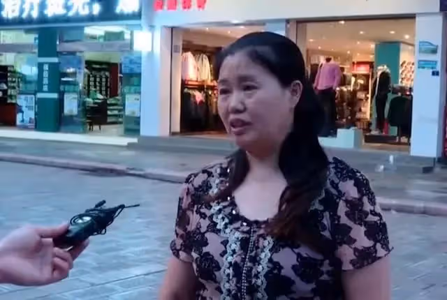 「媽！我終於找到你了！」3歲女孩被拐走17年，母親尋遍天下，沒想到：就住在街對面