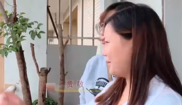 「媽！我終於找到你了！」3歲女孩被拐走17年，母親尋遍天下，沒想到：就住在街對面