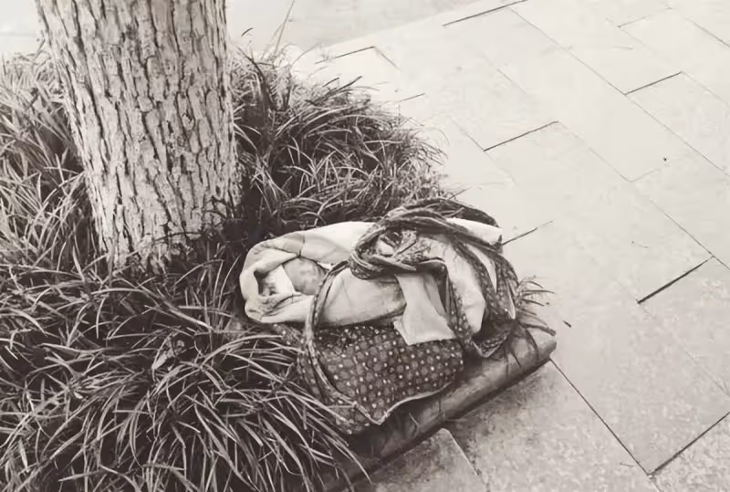 殘障男子撿到嬰兒，辛苦撫養20年，養女長大拒人親生父母，嫁人只有一個條件：帶爸爸一起出嫁