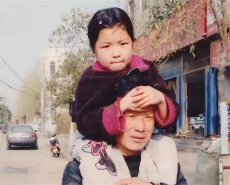 殘障男子撿到嬰兒，辛苦撫養20年，養女長大拒人親生父母，嫁人只有一個條件：帶爸爸一起出嫁