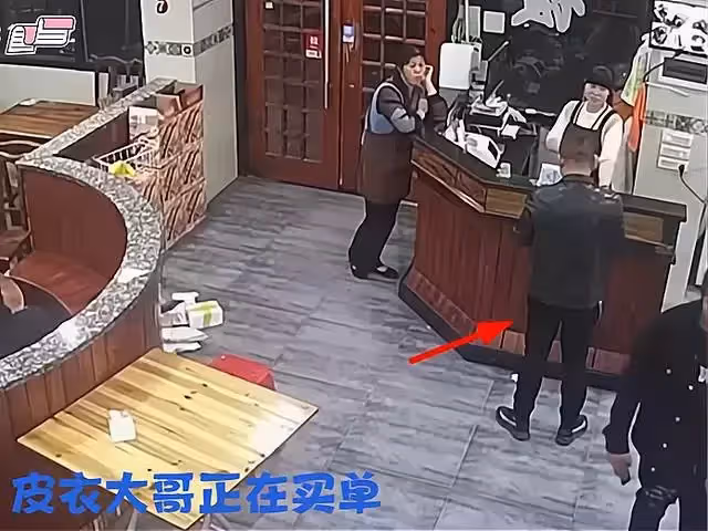 消防員淩晨滅火後到早餐店就餐,皮衣哥悄悄買單,之後默默離開餐廳,網贊:愛的溫暖