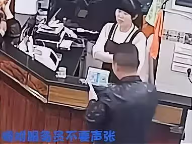 消防員淩晨滅火後到早餐店就餐,皮衣哥悄悄買單,之後默默離開餐廳,網贊:愛的溫暖