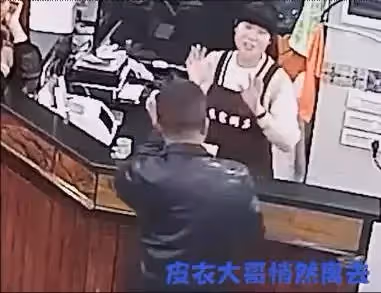 消防員淩晨滅火後到早餐店就餐,皮衣哥悄悄買單,之後默默離開餐廳,網贊:愛的溫暖