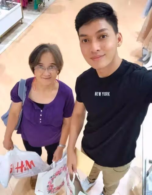 媽媽遠赴他鄉當傭人20年養活全家,1人養大7孩,退休當天「兒子要她留在機場」網感動:媽媽一切辛苦都值了!
