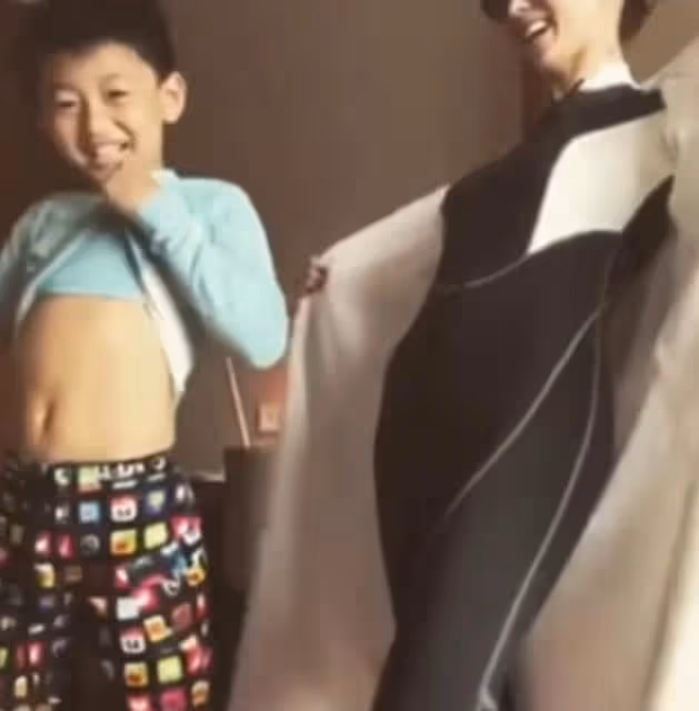 張柏芝素顏自拍!「12歲兒子意外入鏡」身高超過母肩膀 「一轉正面」五官和謝霆鋒一模一樣