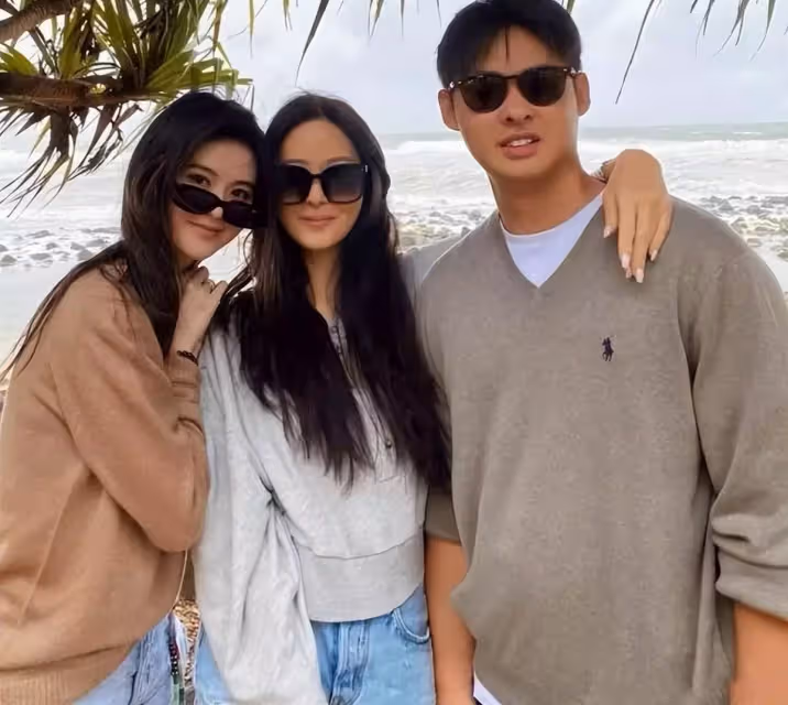 「孫蕓蕓小兒子」正臉曝光!身材高大健碩帥氣十足,40億財團繼承人,母子三人同框似「同齡」高顏值如出一轍