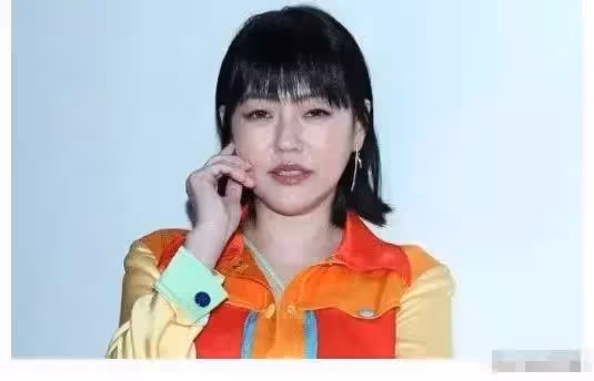 小S近照曝光!肚腩突出腿部青紫,胖出大S同款臉,網友:又土又老