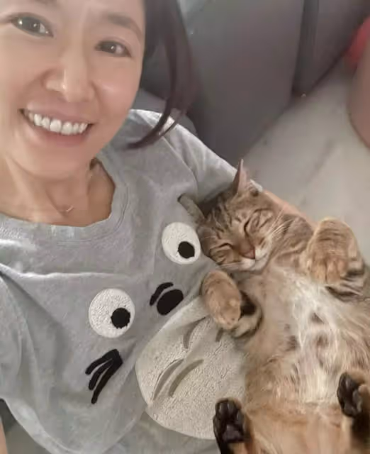 46歲林心如穿睡衣「素顏」自拍！皮膚細膩臉泛油光，超短褲秀出白嫩腿，網友稱贊：林心如狀態保持得太好了