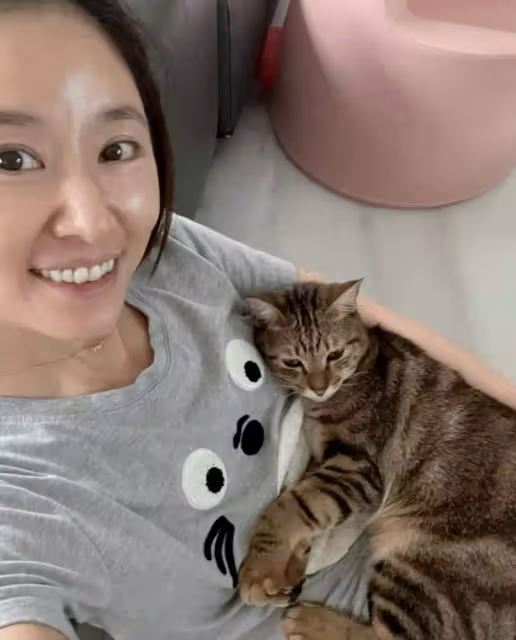 46歲林心如穿睡衣「素顏」自拍！皮膚細膩臉泛油光，超短褲秀出白嫩腿，網友稱贊：林心如狀態保持得太好了