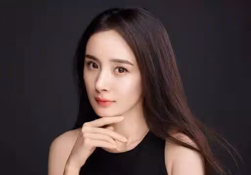 百變女王楊冪又來了!煙熏眼妝配奶奶卷髮,變化太大引熱議:神似歐美超模!