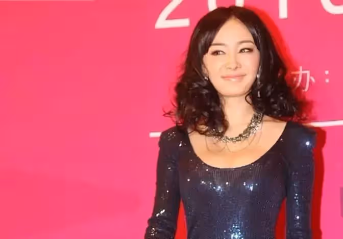 百變女王楊冪又來了!煙熏眼妝配奶奶卷髮,變化太大引熱議:神似歐美超模!