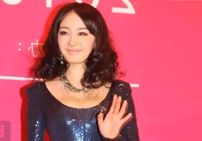 百變女王楊冪又來了!煙熏眼妝配奶奶卷髮,變化太大引熱議:神似歐美超模!