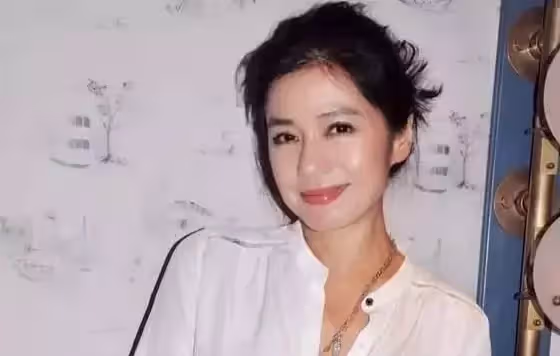 被封東方夢露！拒做大哥的女人「為摯愛守寡15年」　如今62歲的她「一臉凍齡」氣質出眾