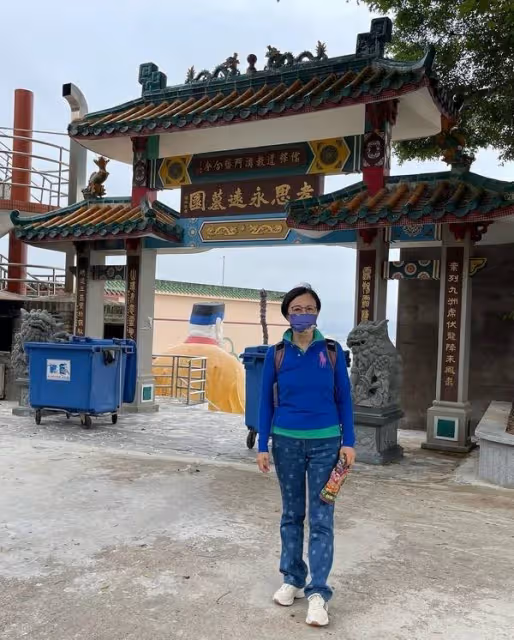 拜祭羅家英雙親與墓碑合照　汪明荃被批對先人不敬