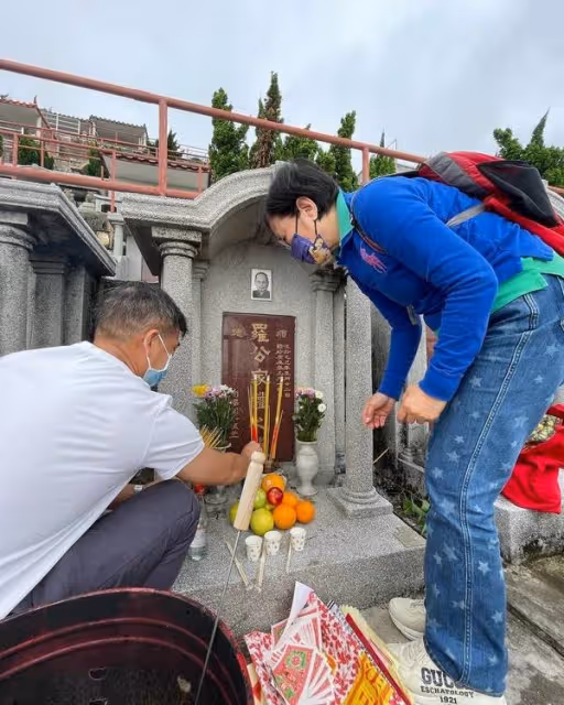 拜祭羅家英雙親與墓碑合照　汪明荃被批對先人不敬