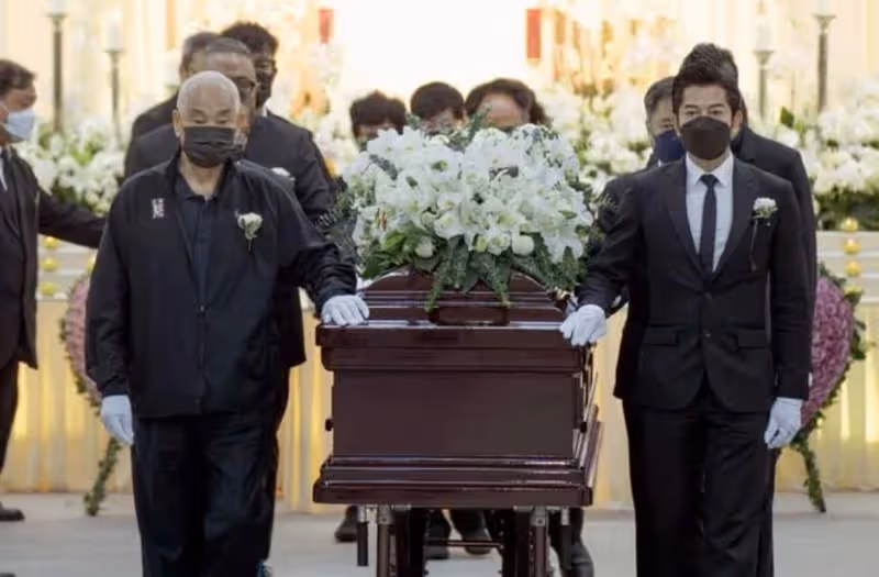 經理人小美父親出殯　郭富城攜妻女送最後一程