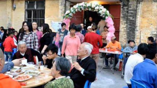 帶妻子去吃飯偶遇前妻端菜，小伙嘲笑結帳時前妻說一句話他好後悔