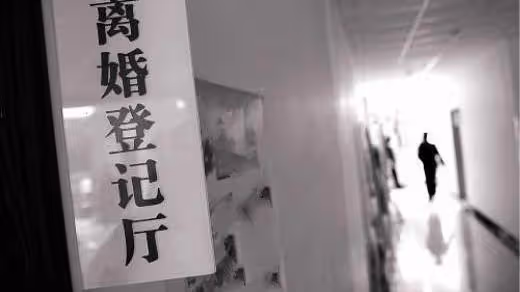 帶妻子去吃飯偶遇前妻端菜，小伙嘲笑結帳時前妻說一句話他好後悔