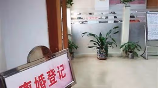 妻子離婚後掙錢養家,有天給兒子點外賣,看到外賣小哥她愣住了