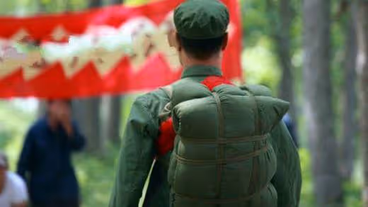 兒子當兵後母親去當保潔員,上班遲到被經理吼,老闆卻辭退了經理