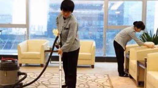 兒子當兵後母親去當保潔員,上班遲到被經理吼,老闆卻辭退了經理