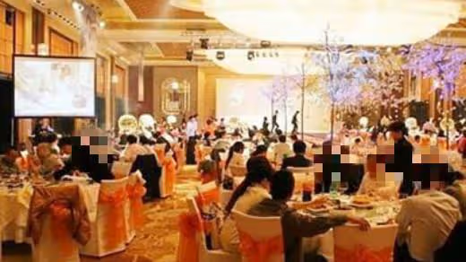 大娘照顧養女25年,養女嫁入豪門親媽來相認養女說一句話親媽哭了