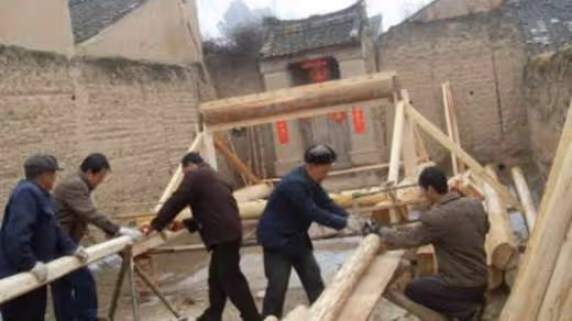 女兒坐月子父親去看望,臨走時女婿送兩瓶酒,父親回家後哭了