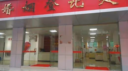 入贅五年回家看望母親,岳母讓我帶箱特產回去,到家打開後我哭了