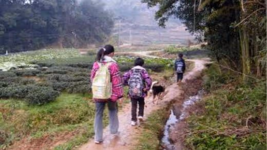 姐瞞著妹嫁人,二年未見姐夫,去姐家看到她的婚紗照,妹哭了
