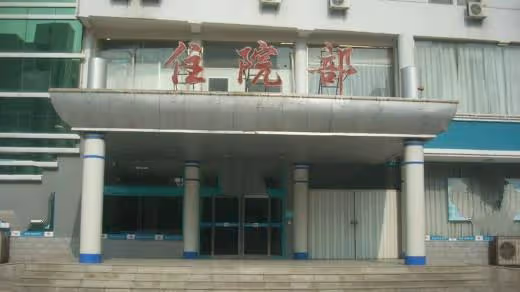 父親生病無錢醫治，鄰居大叔遞給小伙一張卡，查完餘額小伙樂了