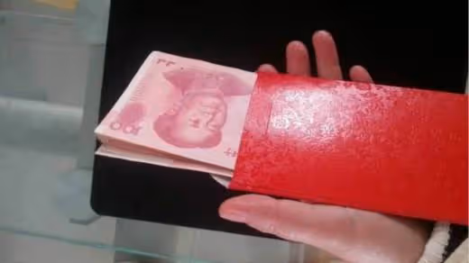 孫女考大學婆婆包一千紅包,兒媳嫌少,退回紅包,婆婆回家後哭了