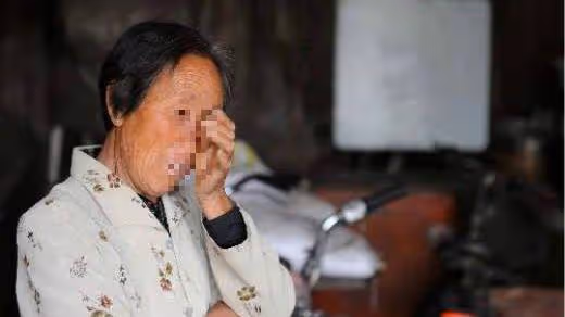 孫女考大學婆婆包一千紅包,兒媳嫌少,退回紅包,婆婆回家後哭了