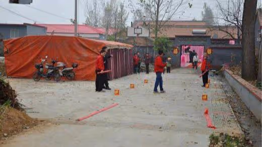 娘家拆遷分得五十萬,母親想給女兒20萬卻提過分要求,女兒哭了