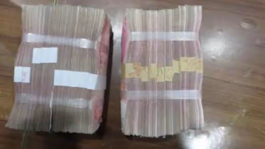 娘家拆遷分得五十萬,母親想給女兒20萬卻提過分要求,女兒哭了