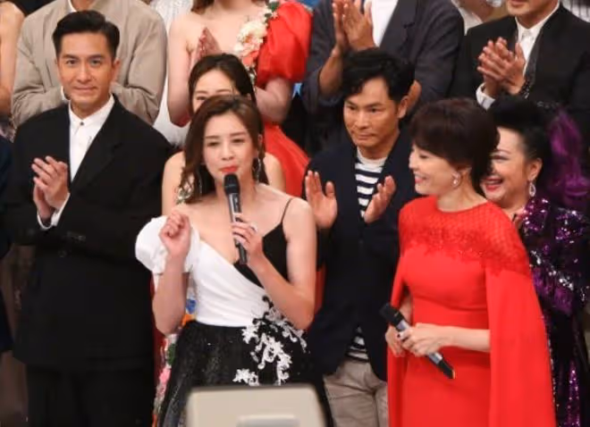 眾星出席TVB節目巡禮,唐詩詠穿弔帶裙意外跌倒,林峯堂妹站C位