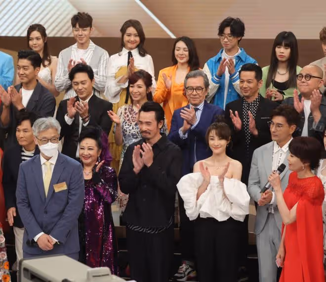 眾星出席TVB節目巡禮,唐詩詠穿弔帶裙意外跌倒,林峯堂妹站C位
