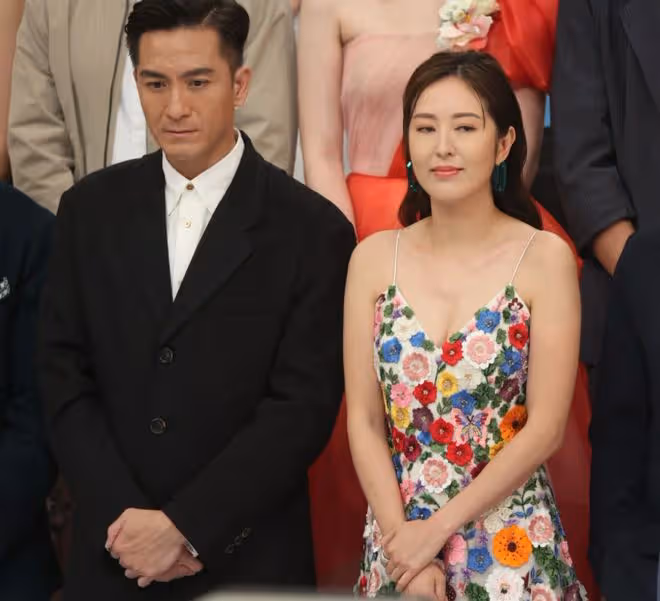 眾星出席TVB節目巡禮,唐詩詠穿弔帶裙意外跌倒,林峯堂妹站C位