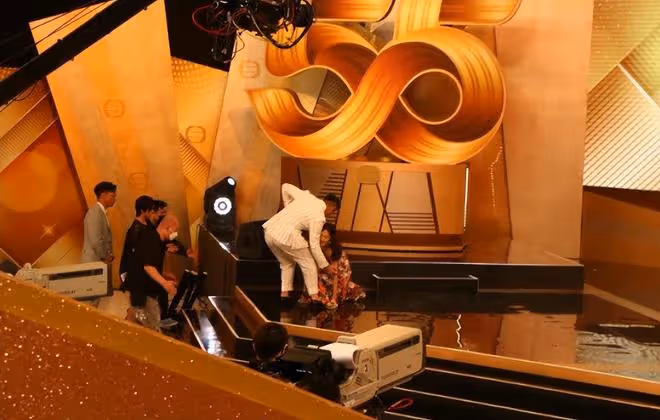 眾星出席TVB節目巡禮,唐詩詠穿弔帶裙意外跌倒,林峯堂妹站C位