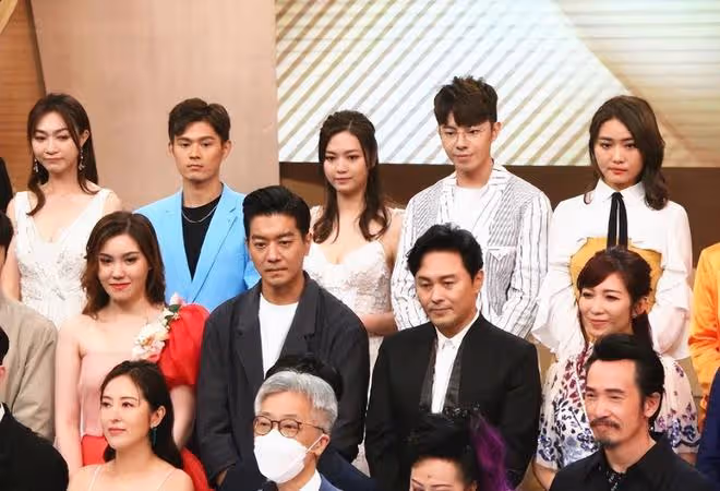 眾星出席TVB節目巡禮,唐詩詠穿弔帶裙意外跌倒,林峯堂妹站C位