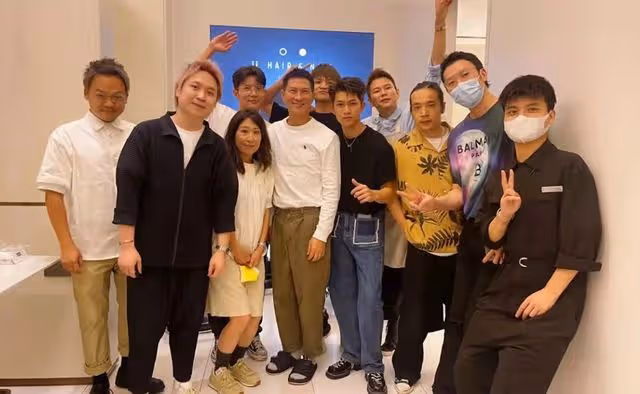 張家輝穿拖鞋去深圳理髮店,被曝剪頭花費近兩千,與店員大方合影